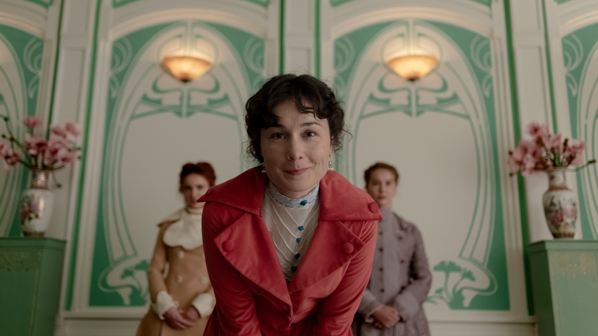 Itzíar Manero as Adela, Nadia de Santiago as Elena, Paula Usero as Josefina 
