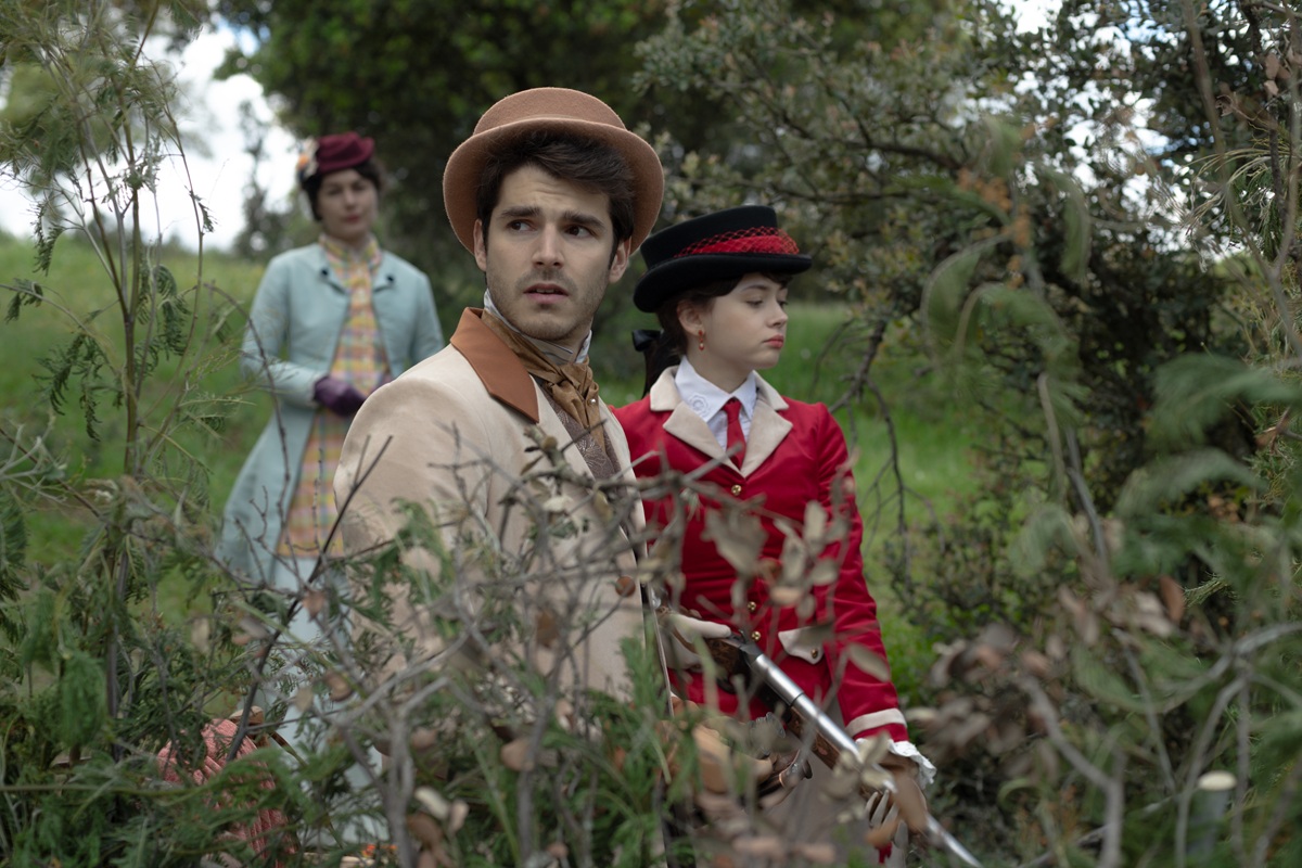 Álvaro Mel as Santiago, Nadia de Santiago as Elena, Isa Montalbán as Cristina