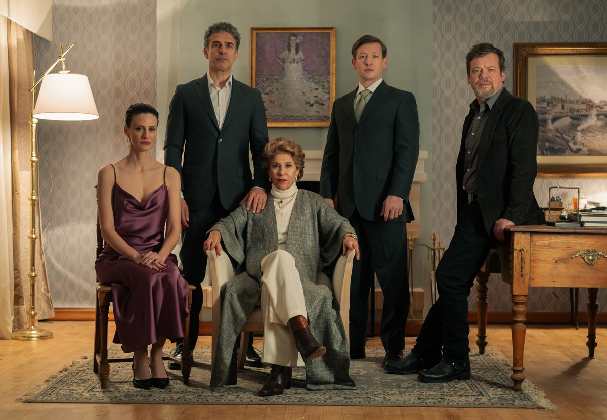 (L to R) Mónica Antonópulos as Lucrecia, Leonardo Sbaraglia as Fernando, Alejandra Flechner as Irene, Gustavo Bassani as Román, Emiliano Kaczka as Vargas