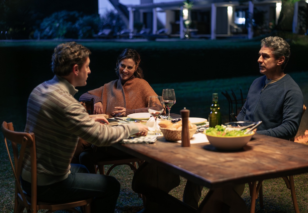 (L to R) Gustavo Bassani as Román, Mónica Antonópulos as Lucrecia, Leonardo Sbaraglia as Fernando