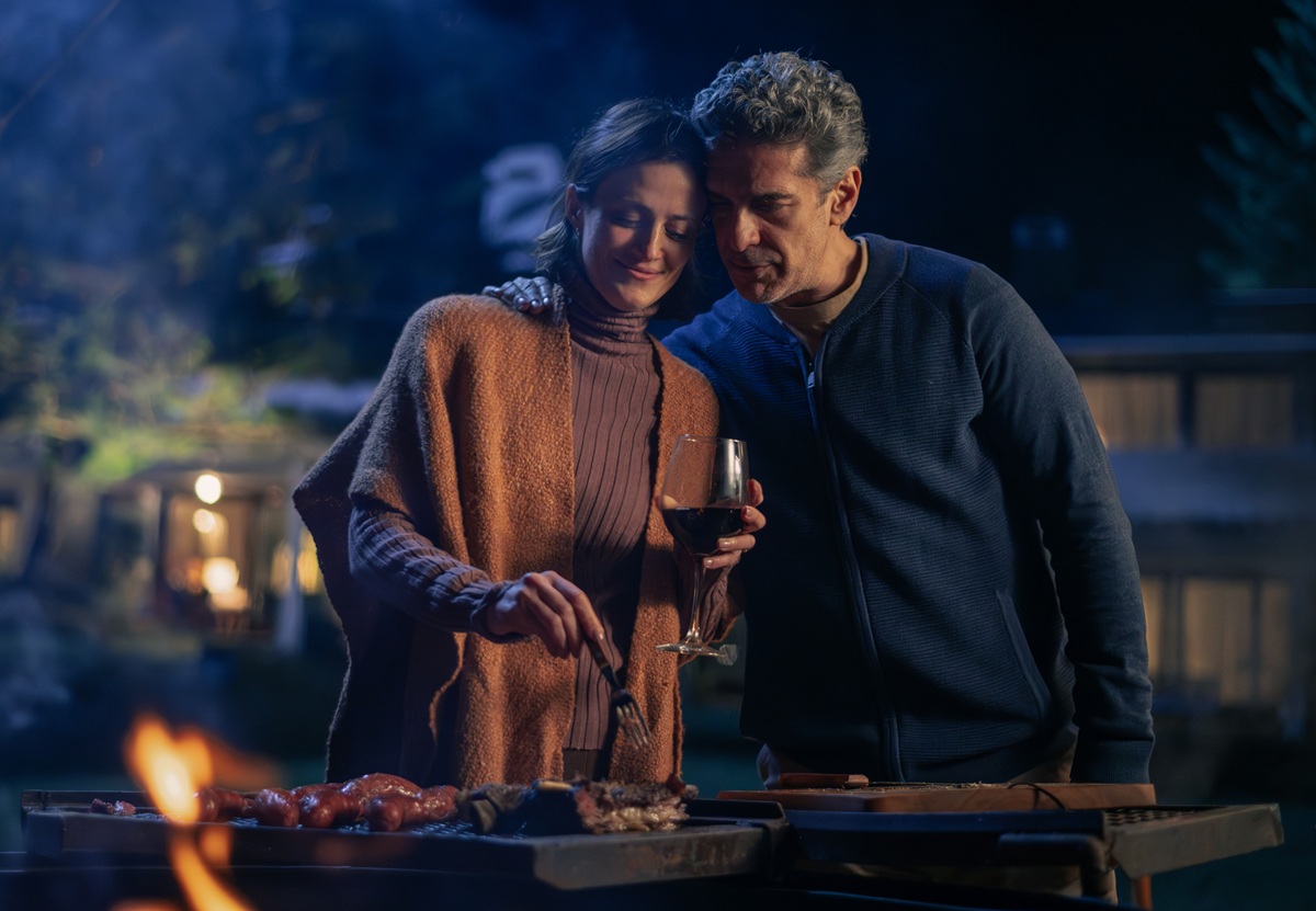 (L to R) Mónica Antonópulos as Lucrecia, Leonardo Sbaraglia as Fernando 