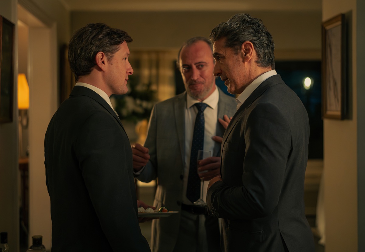 (L to R) Gustavo Bassani as Román, Leonardo Sbaraglia as Fernando 